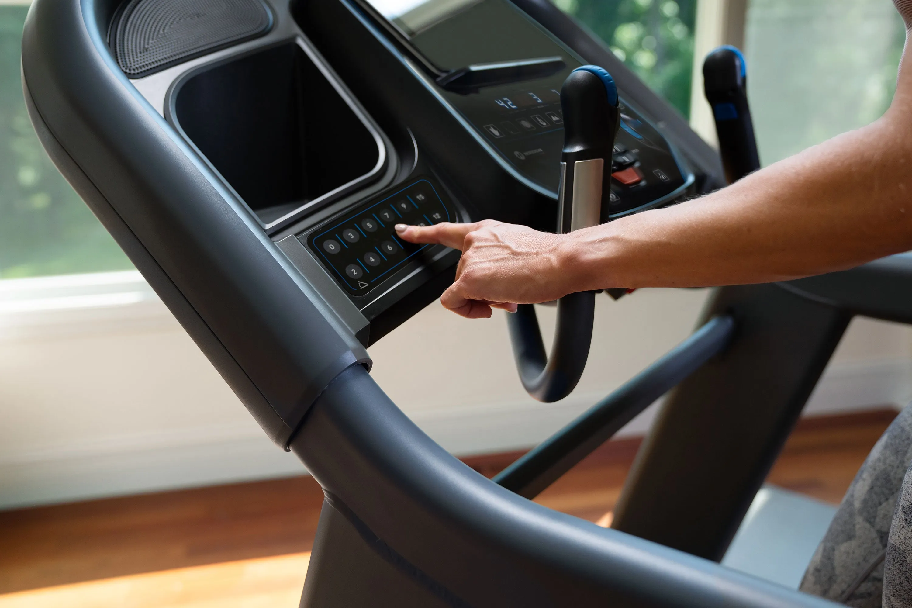 NEW Horizon 7.4AT @Zone Folding Treadmill