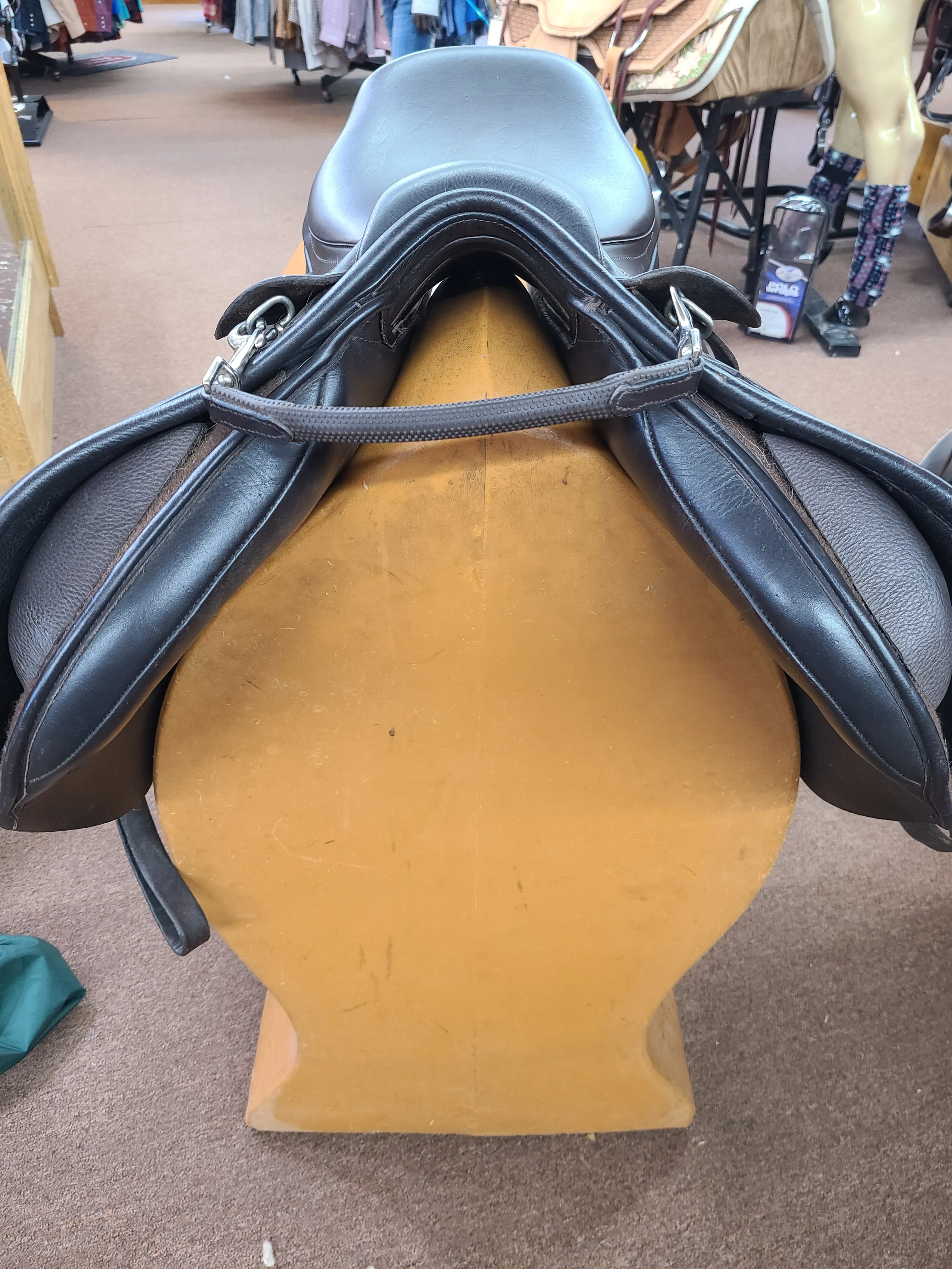 Used 17.5" Kent & Masters S-Series Jump Saddle